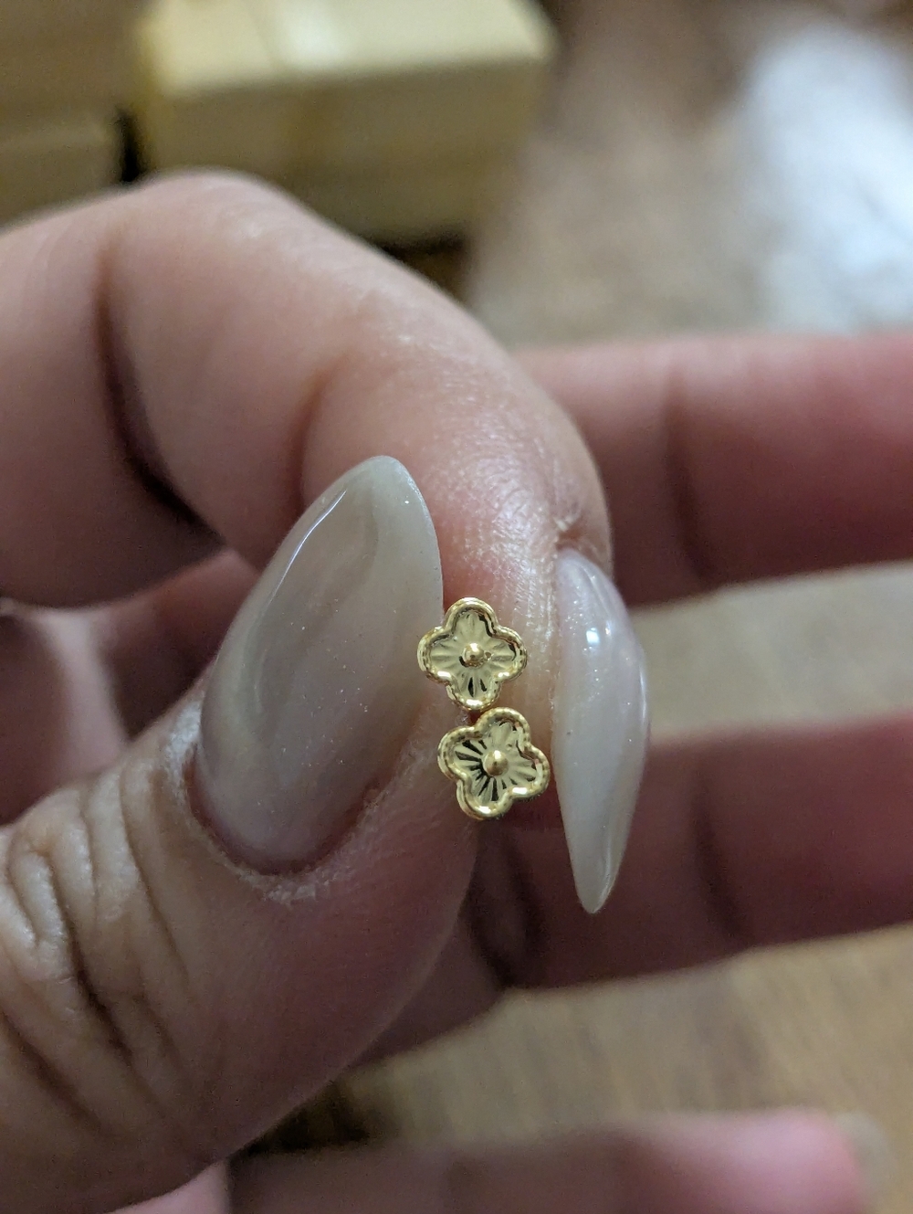 18k SD Gold Stud Flower Earrings 💯 Real Gold Pawnable LW Only - Picture 2 of 3